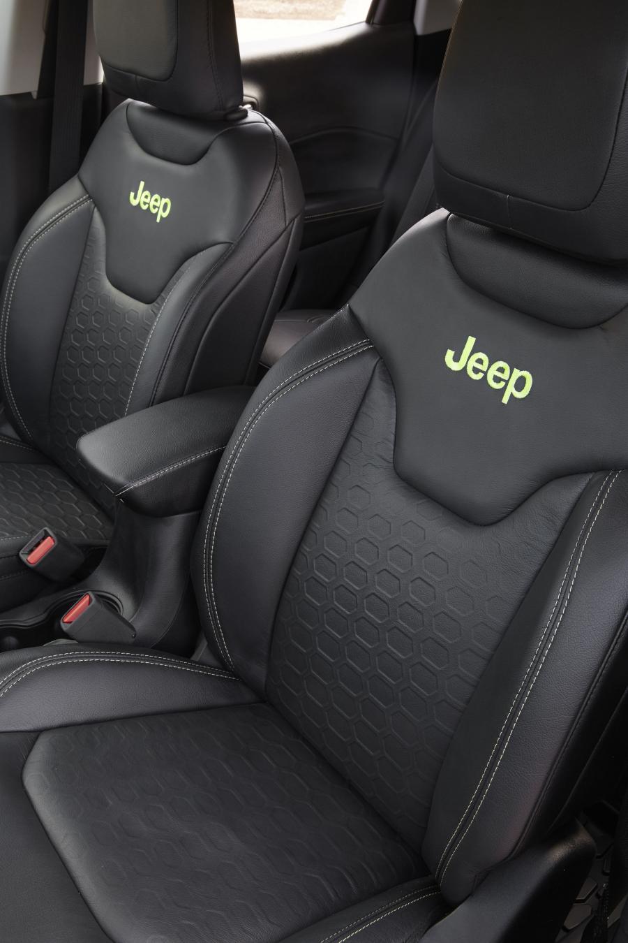 Интерьер Jeep Trailpass Concept (MP) 2017 года  (фото 4 из 14)